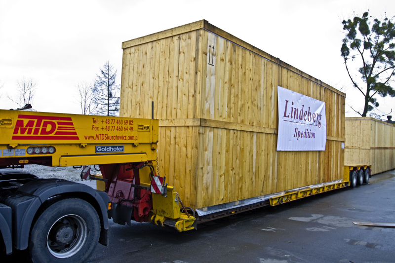 Högt gods lastad på låglastande trailer